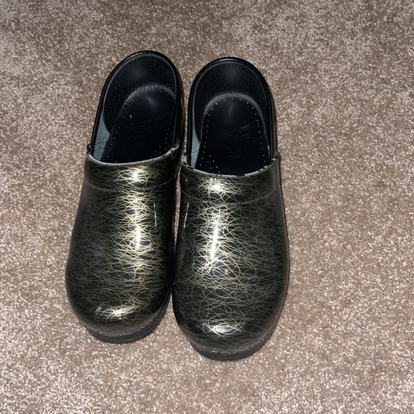 Dansko Black Gold Scribble Clogs Mules - size 39 - Picture 2 of 7